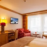 Ξενοδοχείο Hotel Holiday 3*