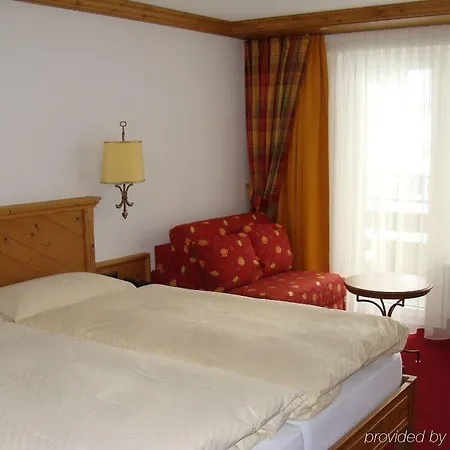Hotel Holiday Готель